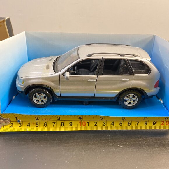 Maisto Special Edition BMW X5 1:24 Scale Die Cast Metal Silver, Vintage Luxury T - Picture 6 of 8